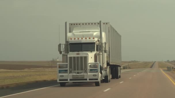 Cerrar Camión Semirremolque Contenedores Carga Que Conduce Largo Carretera Interestatal — Vídeo de stock