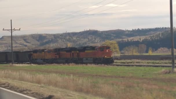 2016年10月30日 蒙大拿 关闭机车 在美国各地的丘陵景观上装载煤炭的货车 火车行驶在铁轨上运输货物 — 图库视频影像