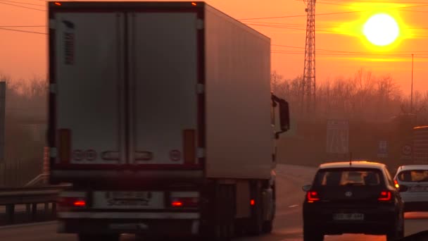 Trzin Slowenien Januar 2017 Fahrzeuge Die Bei Herrlichem Goldenem Sonnenuntergang — Stockvideo