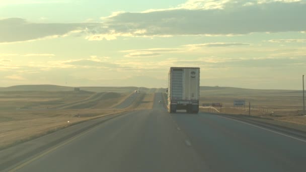 Fpv Close Rijden Langs Schilderachtige Land Snelweg Uitgestrekte Prairie Great — Stockvideo