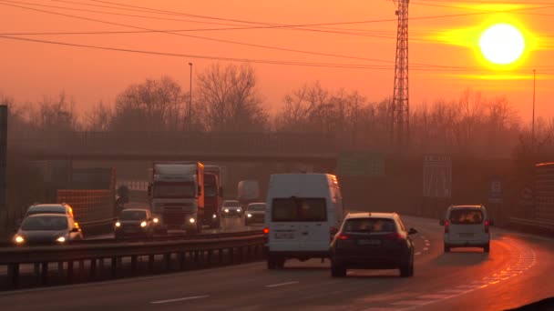 Trzin Slowenien Januar 2017 Fahrzeuge Die Bei Herrlichem Goldenem Sonnenaufgang — Stockvideo