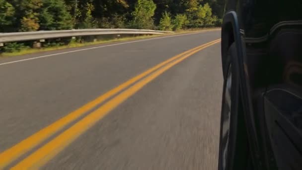 クローズ アップ 日当たりの良い夏の日に草に覆われた山の尾根から降りて急な道の運転 美しい晴れた朝に緑豊かなトウヒの森篠ノ井線を高速道路で旅行をする人 — ストック動画