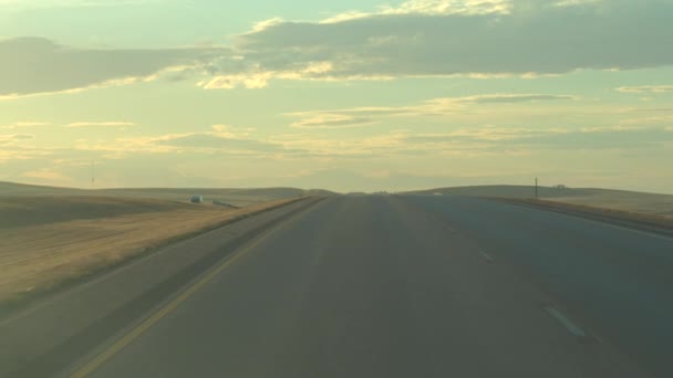 在阳光明媚的秋日清晨 驾车穿越美国风景辽阔的大草原 穿过美丽的草原 美丽的一天 沿着州际公路穿越风景如画的乡村旅行 — 图库视频影像