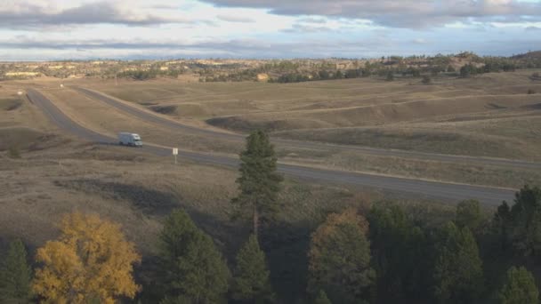 고속도로 풍경을 물건을 컨테이너 대평원을 고속도로에 전역도 자동차 — 비디오