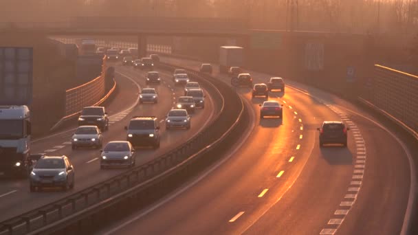 Trzin 斯洛文尼亚 2017年1月5日 Clsoe 沿繁忙的天桥地道公路行驶的车辆 在美丽而朦胧的粉红色 金色黎明 人们在阳光明媚的早晨沿着高速公路旅行 — 图库视频影像