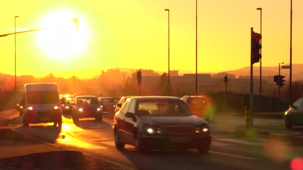 Trzin Slowenien Januar 2017 Riesige Goldene Sonne Scheint Auf Fahrzeuge — Stockvideo