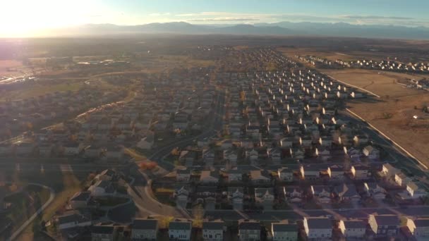 Luchtfoto Vliegen Boven Daken Van Moderne Nieuwe Suburban Dorp Met — Stockvideo