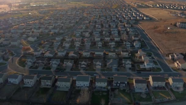 空中飞行 飞越位于美国丹佛细分住宅城的现代昂贵的排屋屋顶之上 街道和车道在豪华安静郊区社区在晴朗的早晨 — 图库视频影像