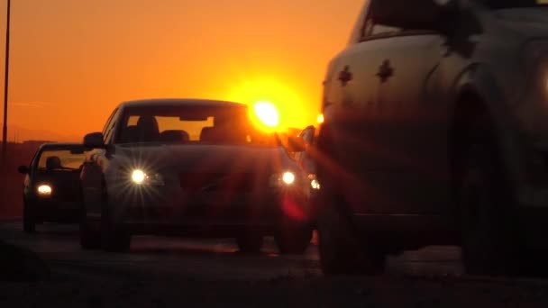 Trzin スロベニア 2017 太陽が沈むと Suv ピックアップ トラックに乗せられては夕方のラッシュアワーの間に仕事から帰る ゴールデンサン ライトで忙しい高速道路走行の通勤者 — ストック動画