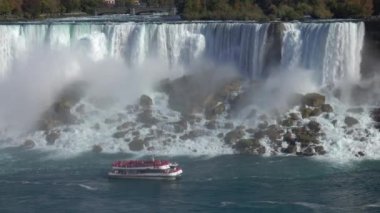 Ağır çekim yakın kadar whitewater şelale Niagara Falls raging kayalık tepeden akan çalkantılı. Nehir boyunca kenar üzerinde yaşayan güçlü hızlı düşüyor nın turistlere cruise