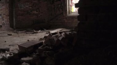 FPV, Close Up: Urbexing eski çürüyen hotel odanın karanlık korkutucu çökmekte kırık pencere ile yürüme, terk edilmiş. Büyük konut tuğla inşa edilen binada enkaz. Hayalet kasaba yıkıldı evde