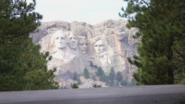 Yakın: İkonik Mount Rushmore Anıtı çam ağacı Kanopiler Black Hills, Güney Dakota, Amerika Birleşik Devletleri'çevrili. Ünlü bize başkanları Washington, Roosevelt, Jefferson ve Lincoln kayalık heykel