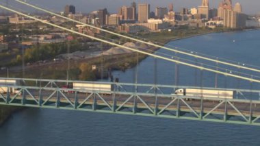 Hava: yukarıda meşgul birden çok şeritli otoyol tam otomobil ve yarı kamyon şehir Detroit finans bölgesine ve ticari bölge depo depolama ile Büyükelçi köprüden sürüş uçan