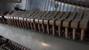 Kadar yakın, Dof: Eski tozlu piyano içinden yıkıldı. Bir piyano tuşuna basıldığında notu üretmek için ayarlanmış dizeleri çarpıcı çekiç. Çekiç onların titreşim durdurmak için dizeleri uzak düşüyor