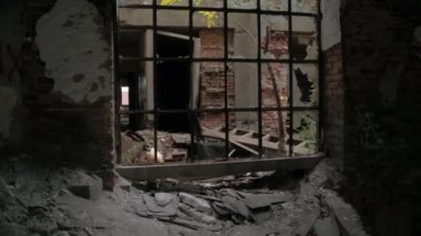 Yakın: kat ürkütücü çürüyen odada ayakta enkaz yıldırım ne zaman kaplı grev. Terk edilmiş perili ev kepenkli pencereler paramparça. Gulyabani yıkıldı Endüstriyel depo