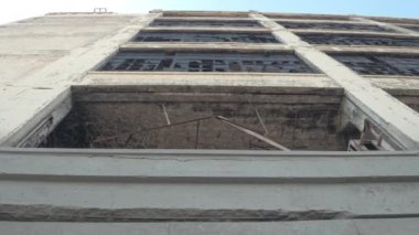 Kadar yakın, düşük görüş açısı: Keskin kenarları şehir Amerika Birleşik Devletleri'nde çürüyen içinde eski bir terk edilmiş fabrika kırılmış cam bozuk windows üzerinde. Yıkıldı, çökmekte, bozulan endüstriyel bina