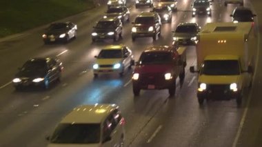 Yakın çekim, havadan: Otomobil, SUV, pikap kamyon ve ağır Trafikte takılıp taksi birden çok şeritli eyaletler arası otoyol sıkışmış. Araçlar meşgul karayolunda tıkanıklık gece yakalandı. Kalabalık ekspres