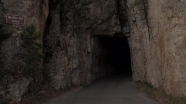 FPV kadar yakın: iğne göz tünel adı kayalık granit duvarındaki sıkışarak dar sürüş ve doğal overlook ile taş çıkıntıya üzerinde Black Hills National Forest reserve üzerinde Güney Dakota çıkılıyor