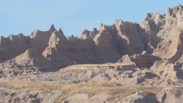 在南达科他州的荒地国家公园 陡峭的尖砂岩山顶上有湛蓝的天空 大平原草原风化岩山形成的外太空景观 — 图库视频影像