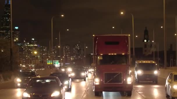 芝加哥 2016年10月20日 Fpv 汽车和半卡车驾驶在繁忙的重交通高速公路高速公路远离标志性的芝加哥环路地平线和照亮在夜间摩天大楼 — 图库视频影像