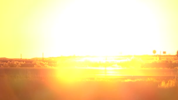 슬로우 가까이까지 Silhouetted 여름에 일몰에 고속도로에서 컨테이너 태양에 고속도로에 화물을 — 비디오