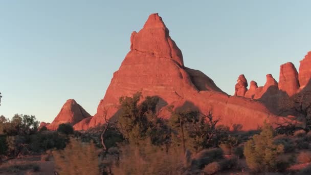 Impresionantes Formaciones Rocosas Rojas Contra Cielo Azul Parque Nacional Arches — Vídeo de stock