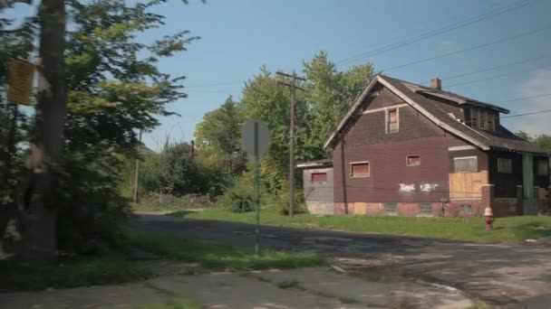 Zbliżenie Jazdy Ulicą Pęknięty Złej Przeszłości Opuszczone Ruiny Domu Biednej — Wideo stockowe