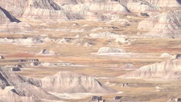 Luchtfoto Auto Rijden Een Stoffige Woestijn Rotsachtige Badlands Landschap Een — Stockvideo