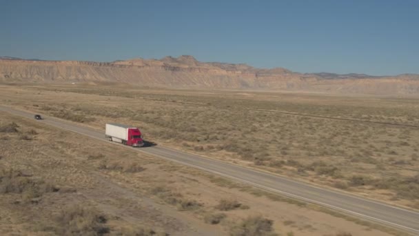 Luchtfoto Close Vliegen Boven Rode Vracht Container Semi Vrachtwagen Rijden — Stockvideo