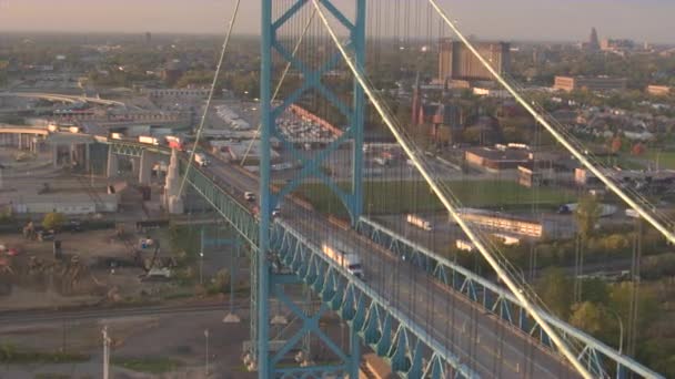 Luchtfoto Vracht Container Semi Vrachtwagens Oversteken Van Ambassadeur Brug Rijden — Stockvideo