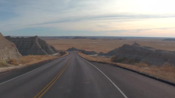 Descendo Pela Estrada Passando Por Grandes Montanhas Arenito Rochoso Badlands — Vídeo de Stock