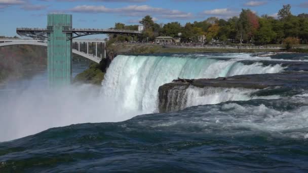 Slow Motion Schilderachtige American Falls Een Razende Whitewater Snelle Crashen — Stockvideo