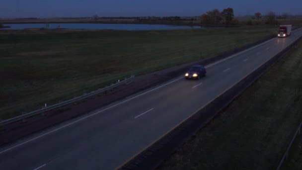 Antenne Close Persoonlijke Auto Een Semi Vrachtwagens Rijden Lege Interstate — Stockvideo