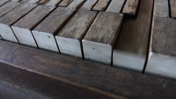 Fechar Dof Detalhe Dedos Humanos Mal Visíveis Tocando Piano Ruínas — Vídeo de Stock