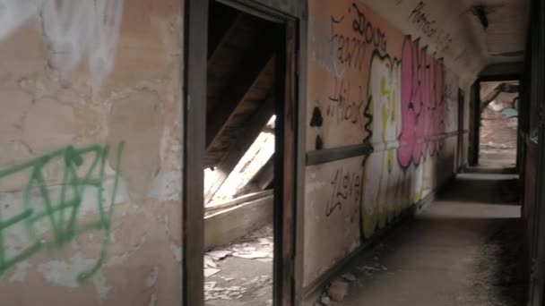 Fpv Yakın Grafiti Kırık Duvarlarından Peeling Boya Ile Korkunç Bir — Stok video