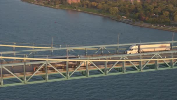 Antenne Sie Fliegt Über Frachtcontainer Sattelschlepper Die Über Die Botschafterbrücke — Stockvideo