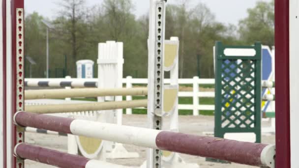 Slowmotion Close Detail Paard Benen Springruiter Kleurrijke Polen Buiten Rijden — Stockvideo
