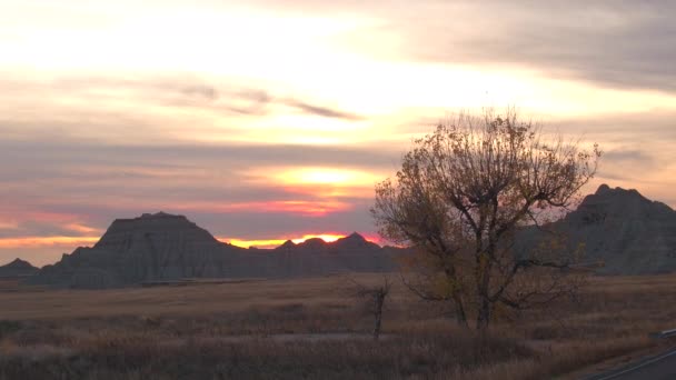 Luchtfoto Beautiful Eindeloze Zandstenen Formaties Droog Gras Prairie Badlands National — Stockvideo