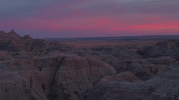 Aerial Hermoso Cielo Rojizo Sobre Montañas Arenisca Parque Nacional Badlands — Vídeos de Stock