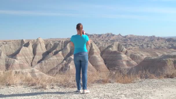 Веселий Молода Жінка Мандрівника Фотографувати Мальовничі Badlands Національний Парк Сонячний — стокове відео