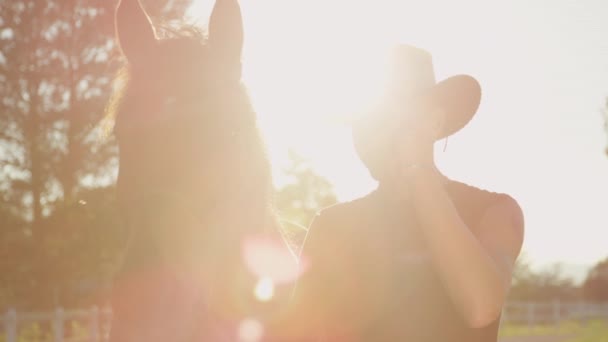 Slow Motion Närbild Dof Happy Elder Rider Bär Cowboy Hatt — Stockvideo