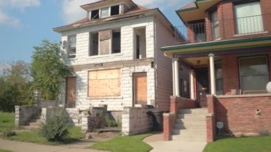 Yakın: Buna ek olarak iki konut sürüş: terk edilmiş ev vahşi bitkiler, Detroit, Amerika ile büyümüş çürüyen vs mükemmel mowed çim ile güzel yaşadığı Müstakil Ev