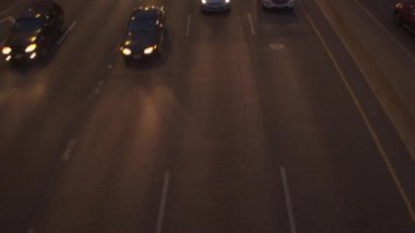 Chicago, Amerika Birleşik Devletleri - 20 Ekim 2016: yakın kadar yüksek açı görünümü Slow Motion: Suv arabalar, arabalar, kamyonetler ve yarı kamyon boyunca sürüş gece karanlığında birden çok şeritli otoyol meşgul. İnsanlar gece seyahat