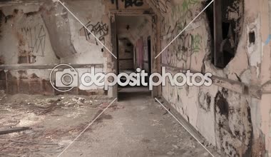 Kadar yakın, Fpv: kaotik Duvar yazılarını ve kırık duvarlarından peeling boya ile korkunç dar koridor boyunca yürüyüş. Terkedilmiş yetimhane odalarda tavan çöküyor. Enkaz ve eski perili ev içinde çürüsün