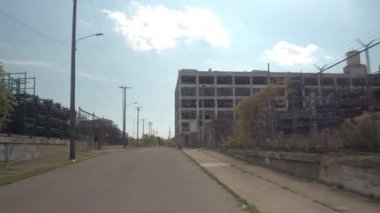 Yakın: terk edilmiş dilapidating Fisher otomatik vücut bitki Detroit, Amerika Birleşik Devletleri çürüyen içinde 21 harabe doğru sürüş. Kırık kalıntıları aşağı ve ıssız cityscape araba fabrikasında yok