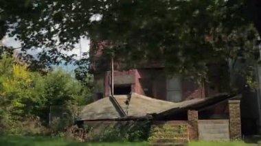Yakın: geçmiş sürüş evleri Detroit, ABD zavallı Mahallesi'nde terk edilmiş. Daraltılmış çatı parçalar halinde dağılan ürkütücü boş perili ev. Güneşli banliyölerinde sahipsiz çökmekte harap köşk