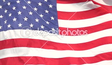 Amerikan bayrağı rüzgarda gururla dalgalanıyor, bu da bizi temsil ediyor. Güneşli bir günde Amerika Birleşik Devletleri. ABD bayrağı yaz rüzgarında dalgalanıyor
