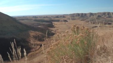 Güzel sonsuz kumtaşı oluşumları ve kuru ot kır at Badlands Ulusal Park Güney Dakota'da. Great Plains içinde geniş otlak dışında yükselen erozyona uğramış rocky Dağları, çarpıcı yatay