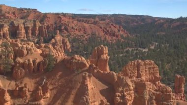 Hava: yüksek kırmızı rock cliff Bryce Canyon Milli Parkı önünde güneşli Utah, ABD yukarıda uçan. Bryce Canyon yaz günü Amerika Birleşik Devletleri'nde dolambaçlı bir yol havadan görünümü
