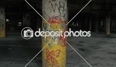 Yakın: hayalet yeraltı otoparkına yıpranmış grafiti ayağı kapalı soyulması boya. Bozulması ve eski terk edilmiş çürüyen garaj salonda sahipsiz Fisher vücut bitki 21, Detroit, ABD düşüş